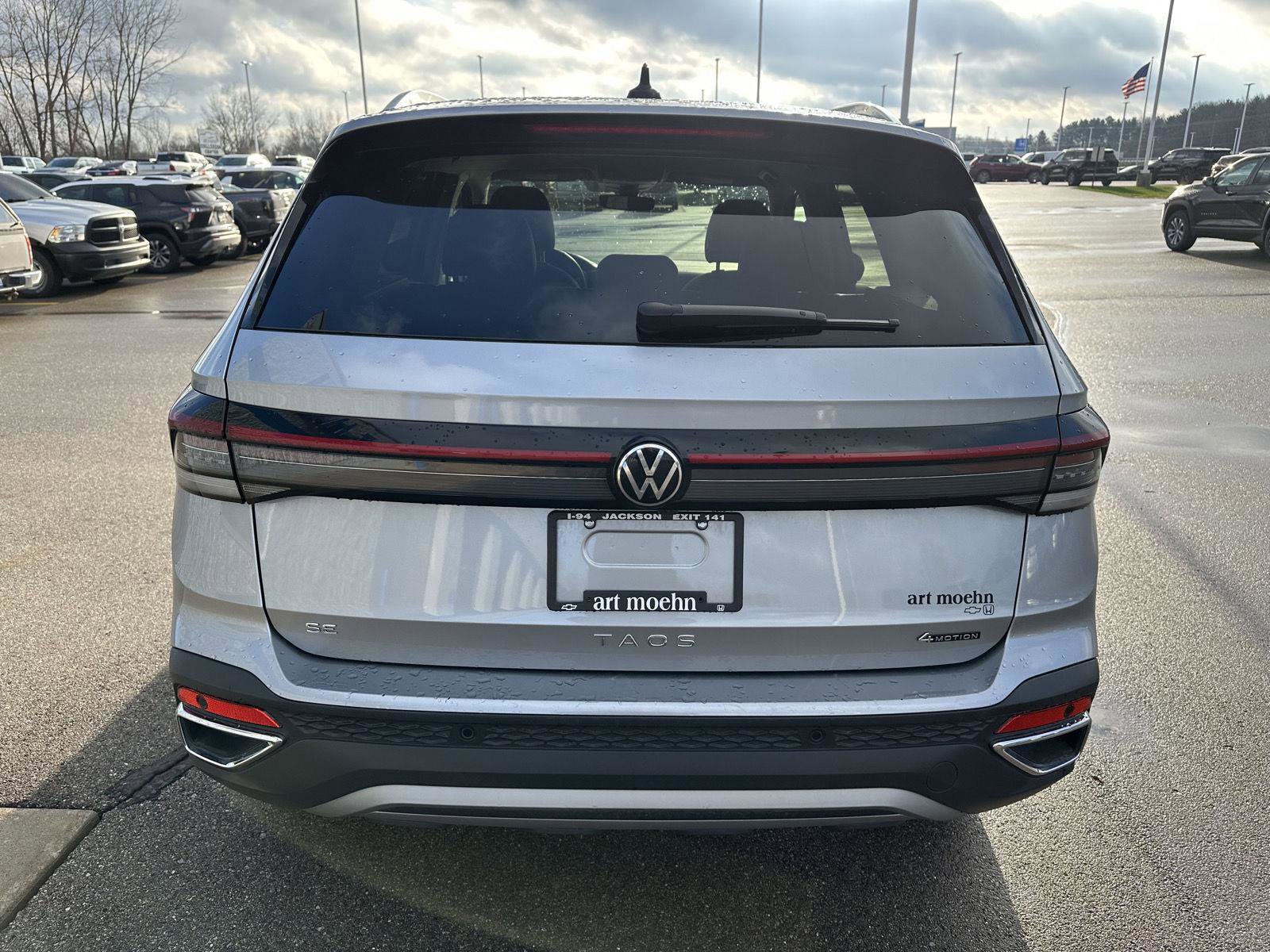 Used 2025 Volkswagen Taos SE AWD/4WD image 4