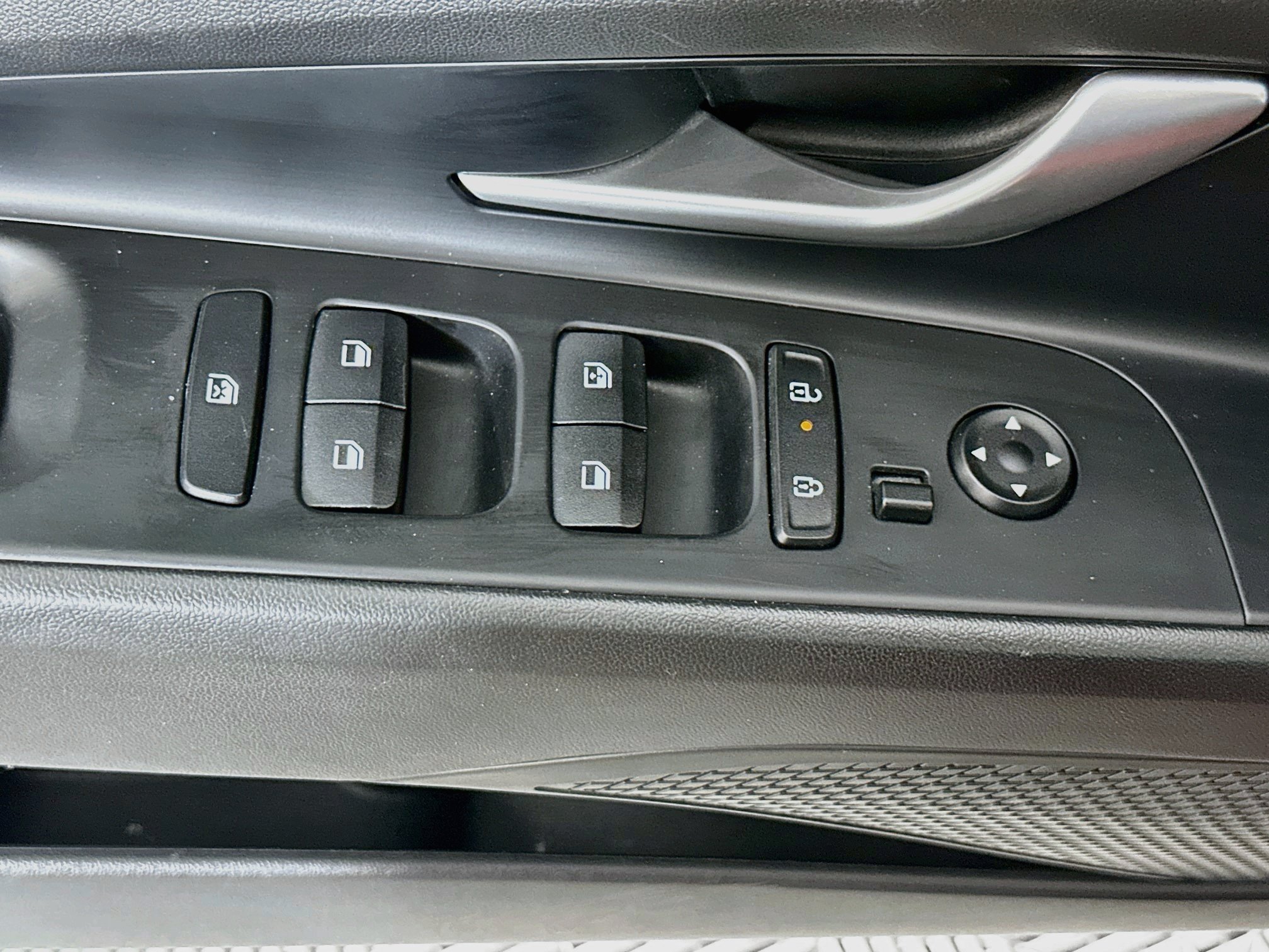 Used 2024 Hyundai Elantra Limited FWD image 15