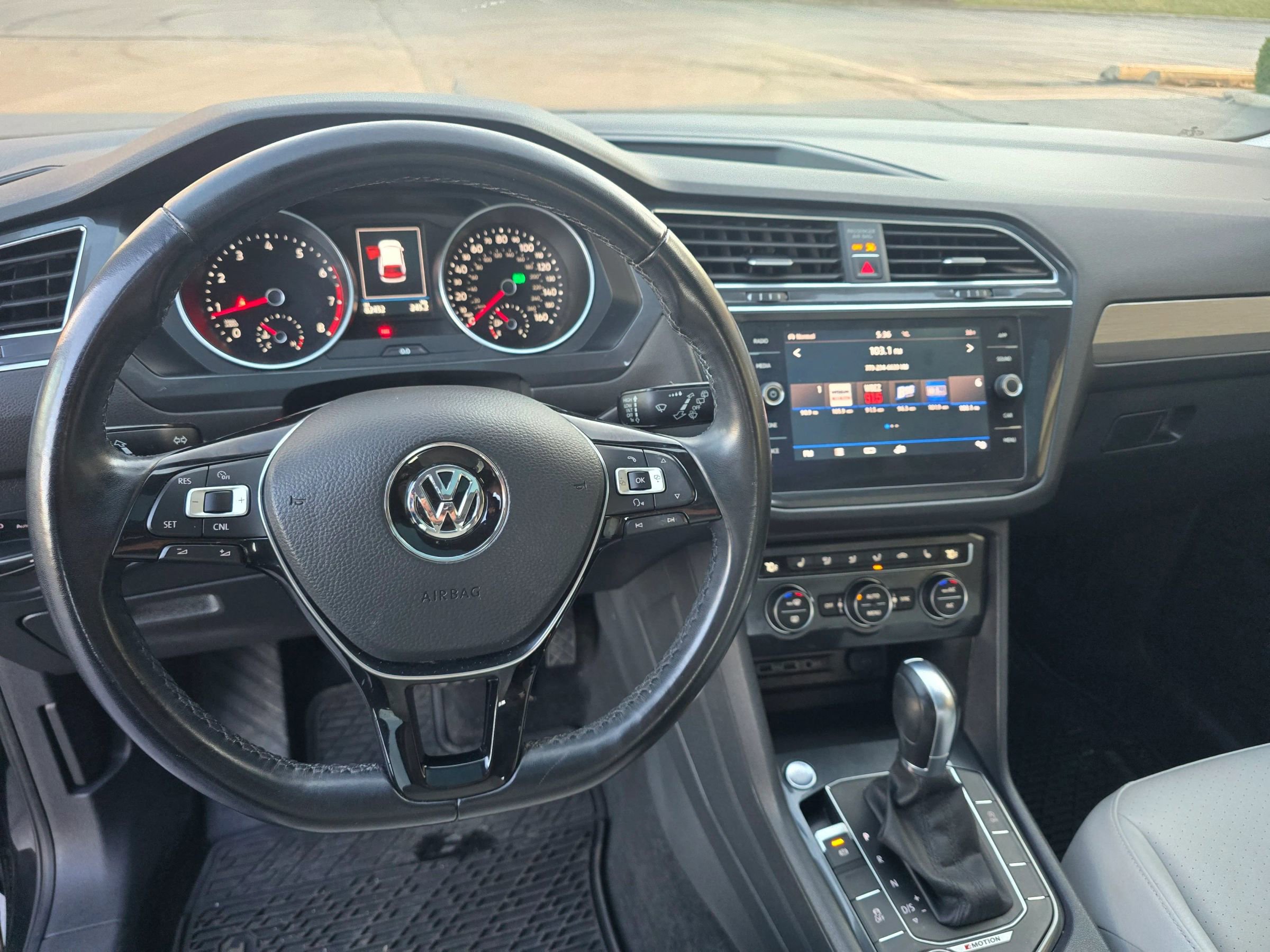 Used 2018 Volkswagen Tiguan SE w/ Panoramic Sunroof Package image 30