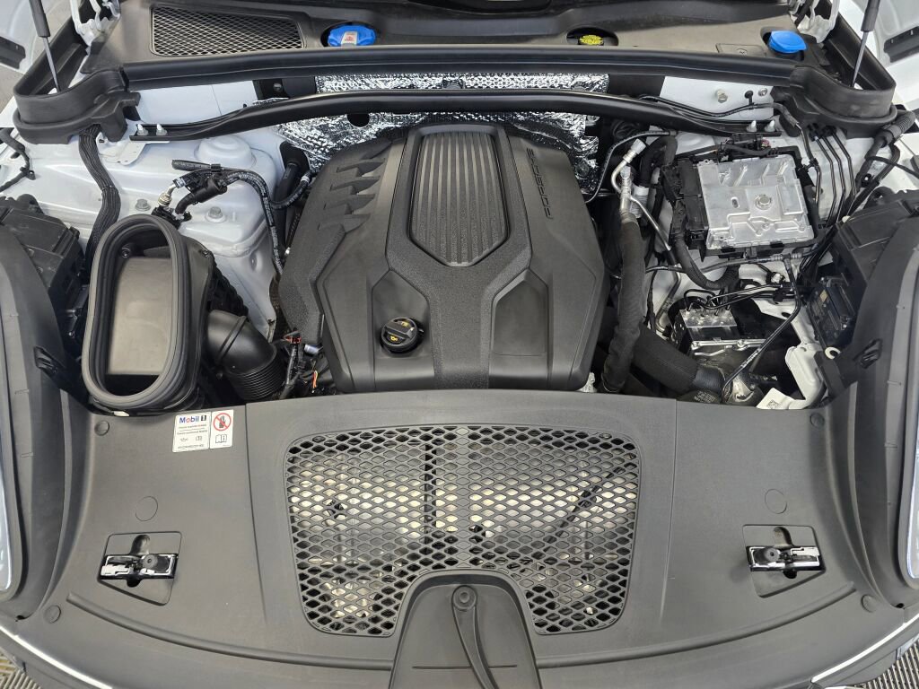 Certified 2024 Porsche Macan image 11