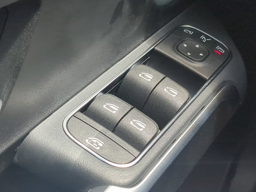 Used 2026 Mercedes-Benz GLB 250 image 11