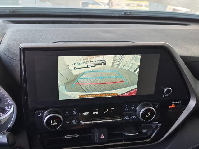 Used 2023 Toyota Highlander XLE AWD/4WD image 24