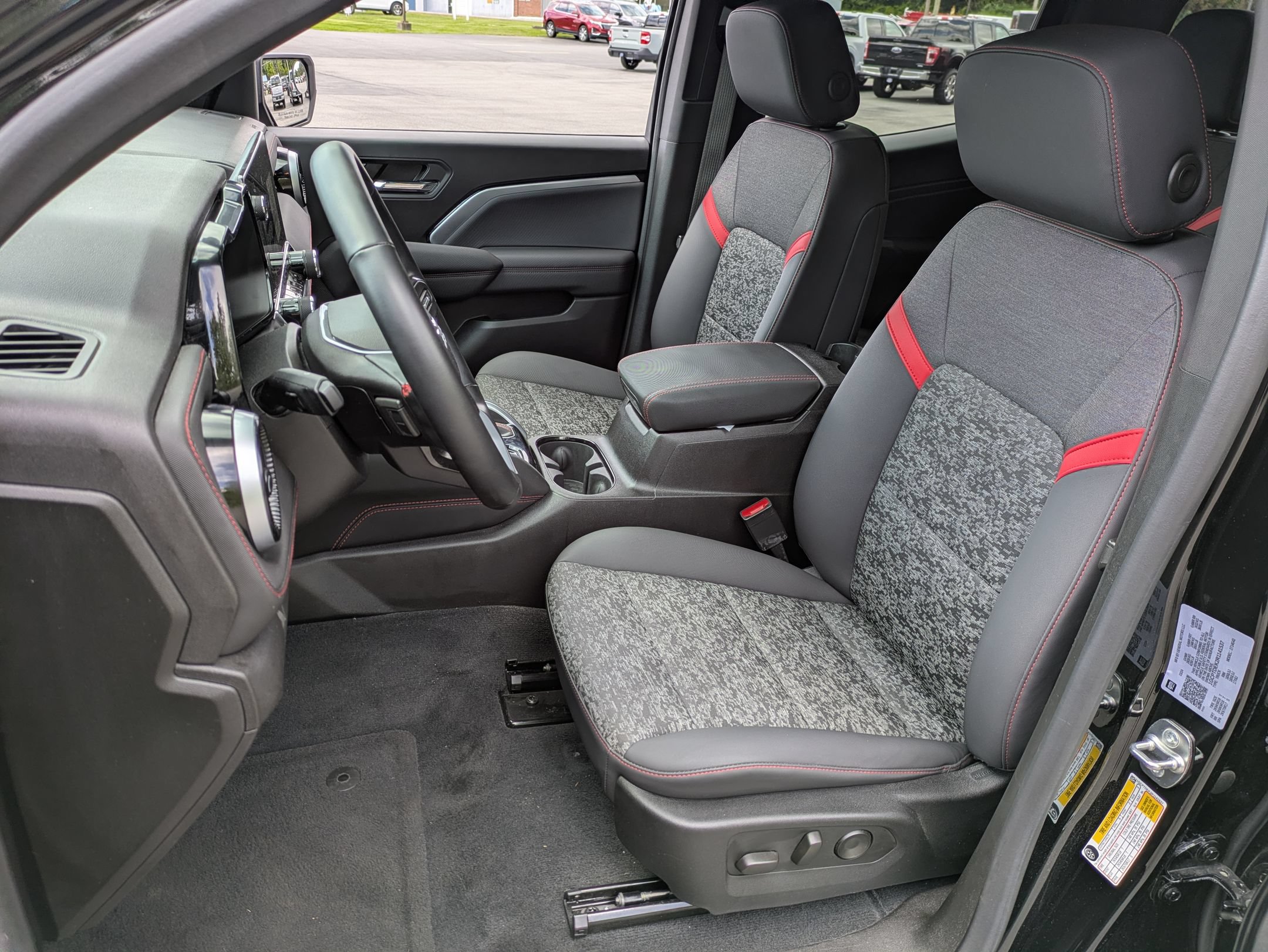 Used 2024 Chevrolet Colorado Z71 w/ Z71 Convenience Package 2 AWD/4WD image 7