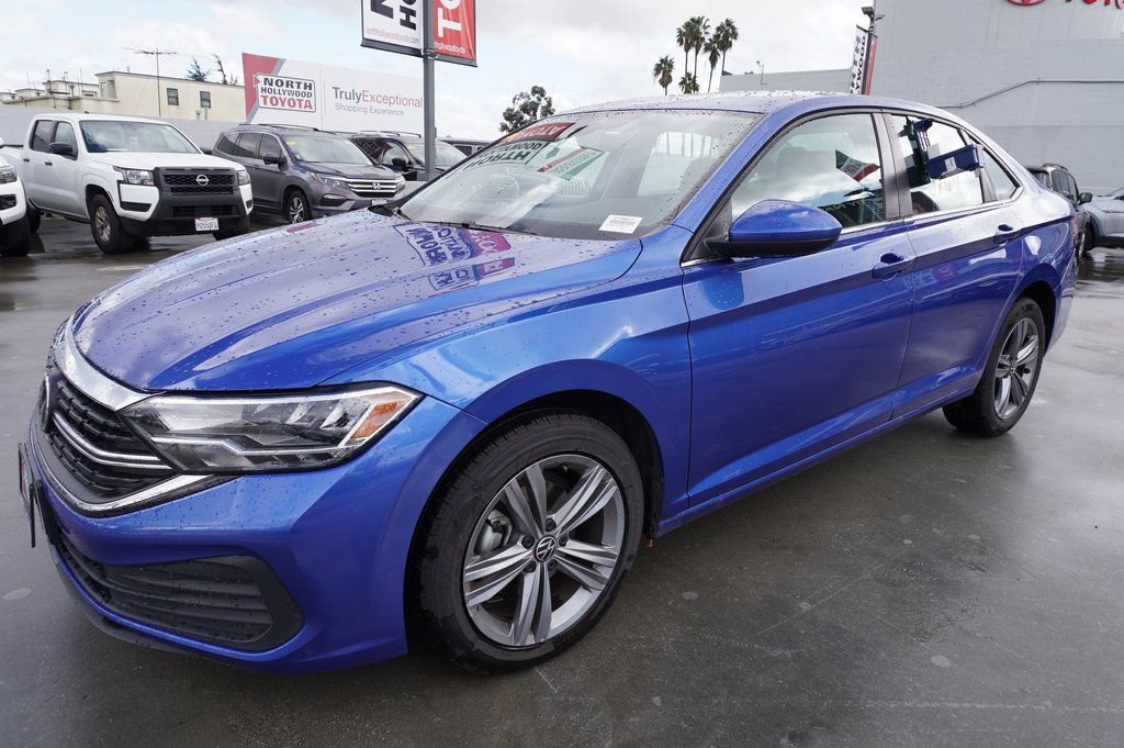 Used 2024 Volkswagen Jetta SE image 4