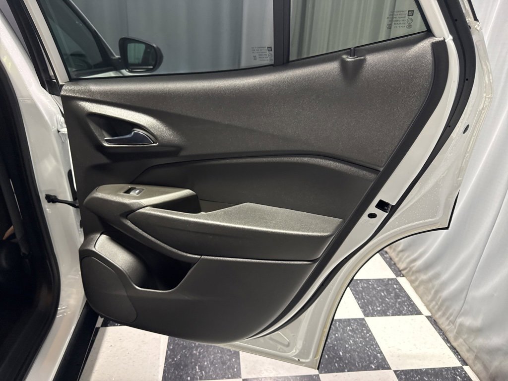 Used 2024 Chevrolet Trax ACTIV w/ Sunroof Package image 13