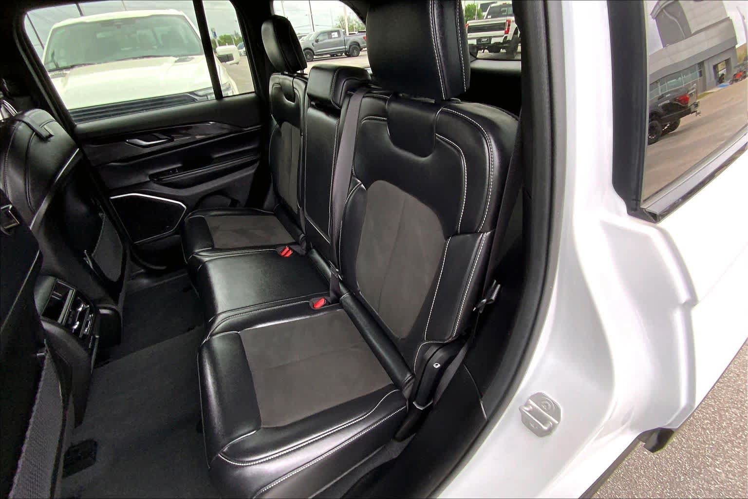 Used 2022 Jeep Grand Cherokee Altitude AWD/4WD image 31