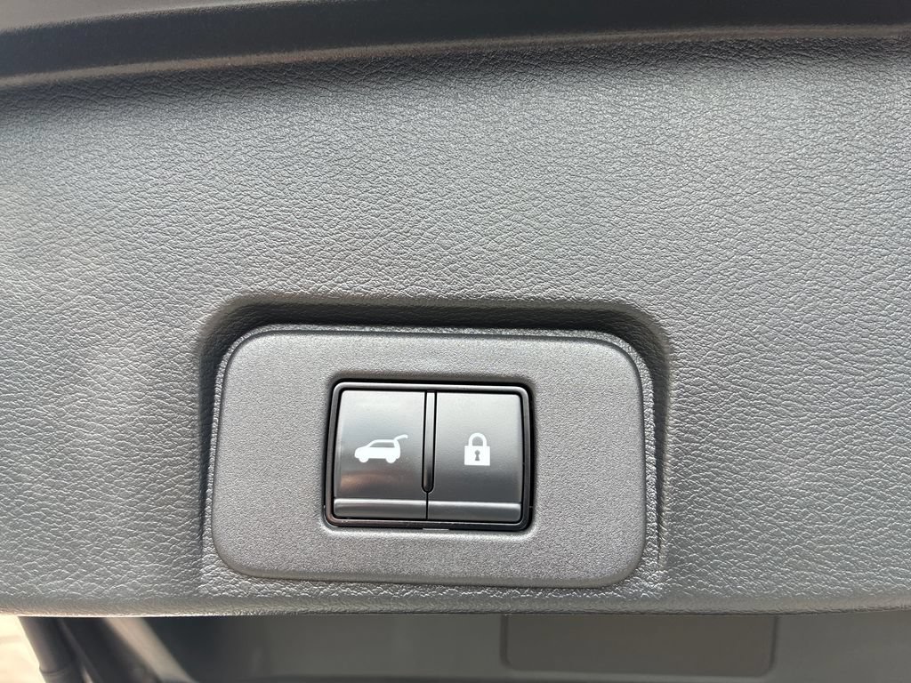 Used 2025 Nissan Rogue SL AWD/4WD image 17