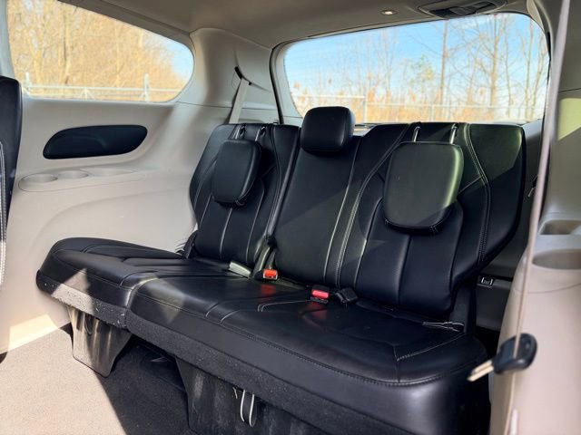 Used 2023 Chrysler Pacifica Touring-L image 25