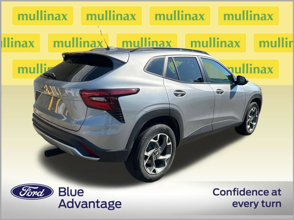 Used 2024 Chevrolet Trax LT w/ Driver Confidence Package FWD image 2