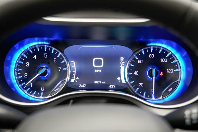 Used 2023 Chrysler Pacifica Touring-L image 33