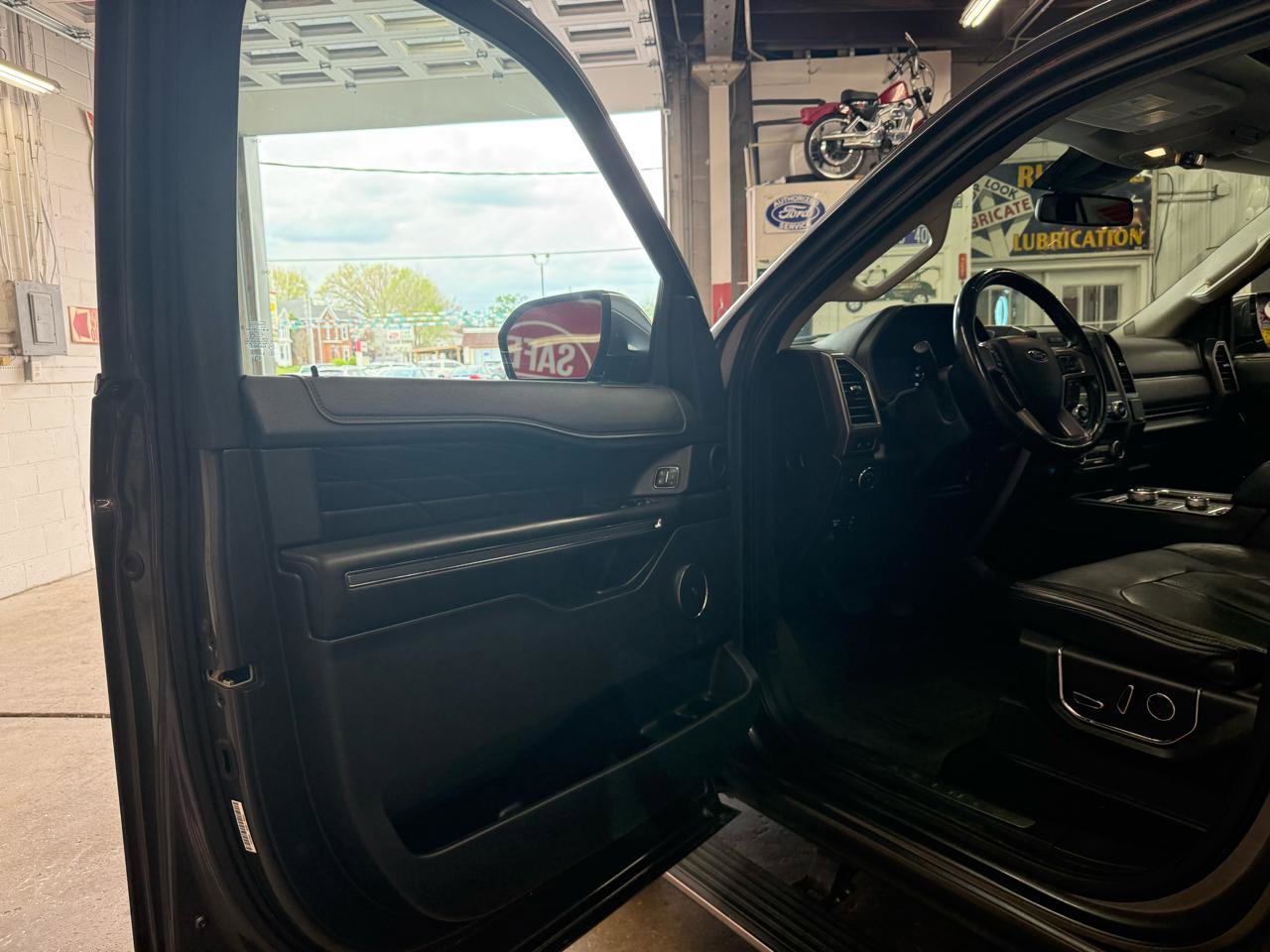 Used 2019 Ford Expedition Platinum AWD/4WD image 12