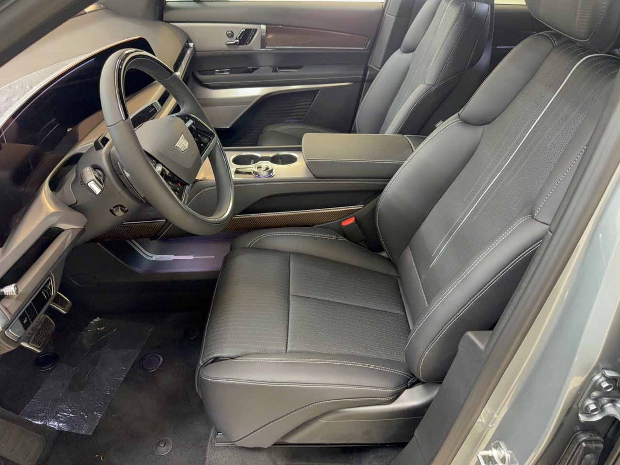 New 2027 Cadillac Vistiq Luxury w/ LPO, Floor Liner Package AWD/4WD image 5