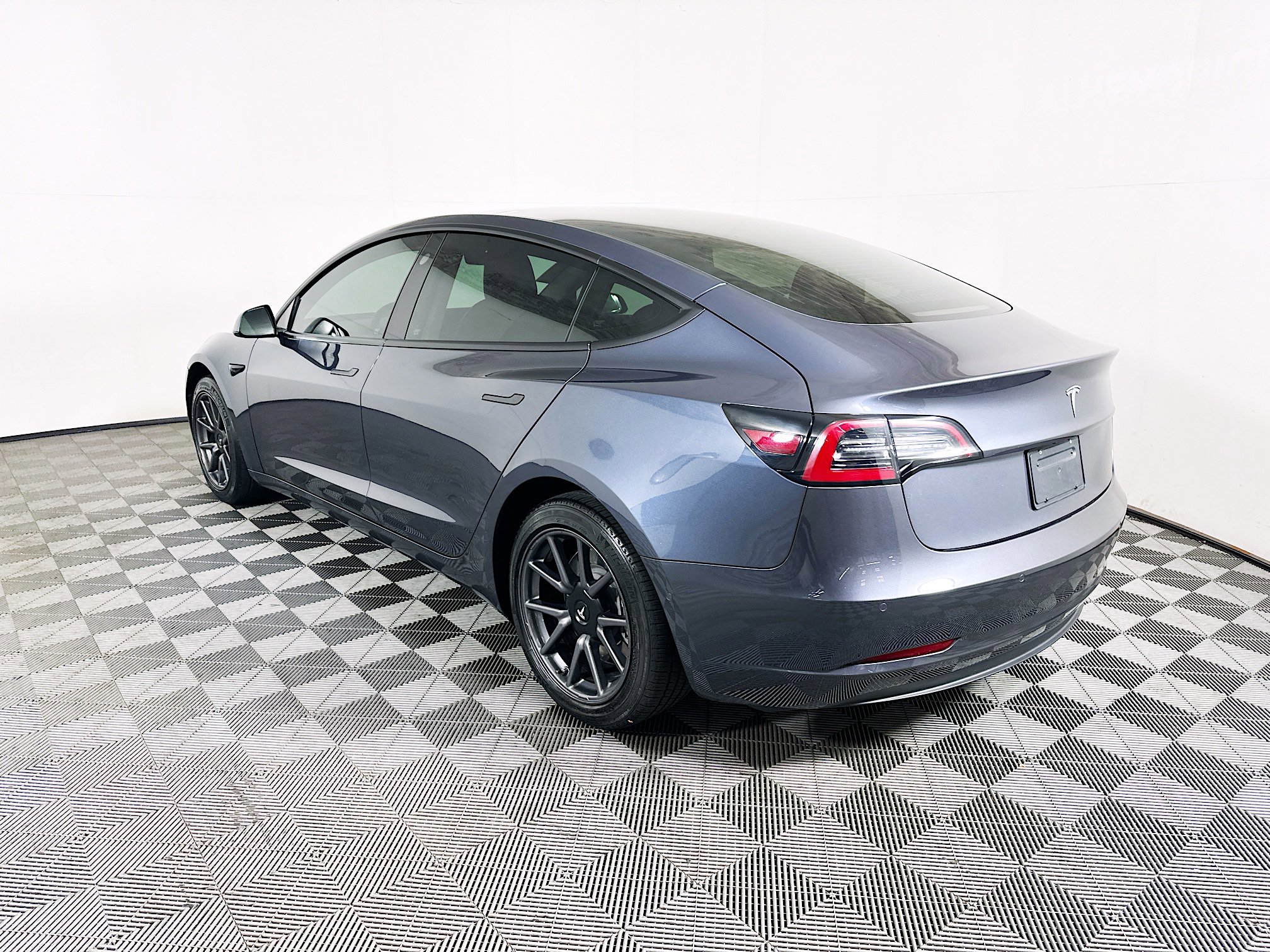 Used 2020 Tesla Model 3 Standard Range Plus RWD image 5