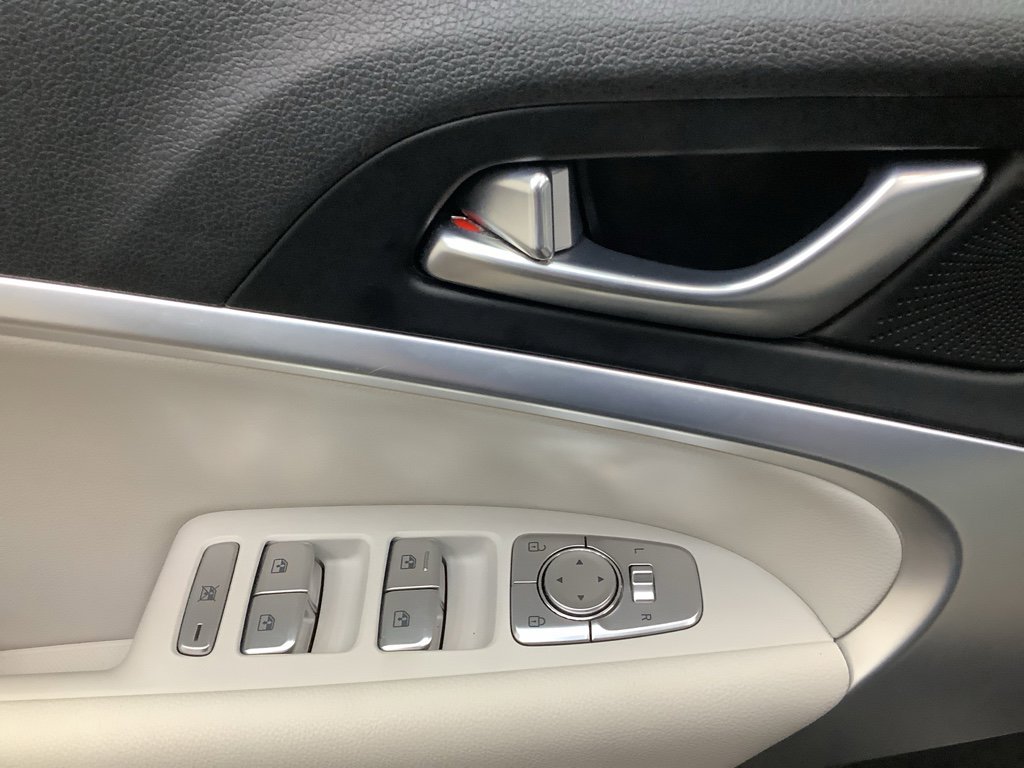 Used 2024 Genesis G70 2.5T image 13