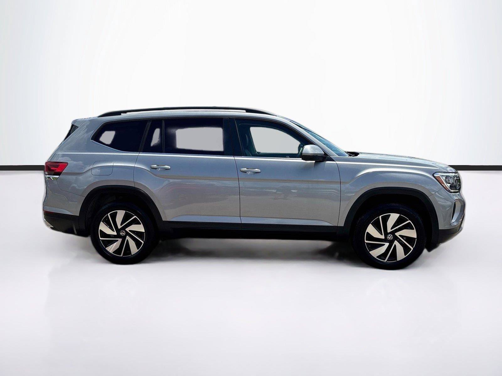 Used 2025 Volkswagen Atlas SE FWD image 8