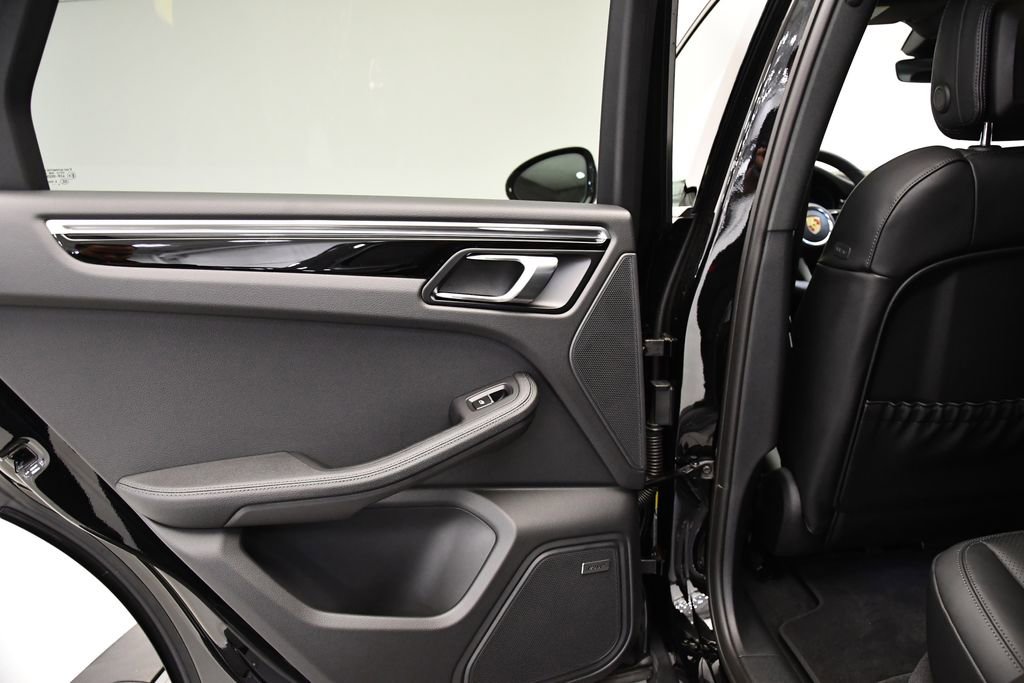 Used 2025 Porsche Macan image 41