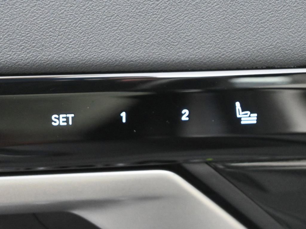 Used 2025 BMW 530i xDrive w/ Premium Package AWD/4WD image 5