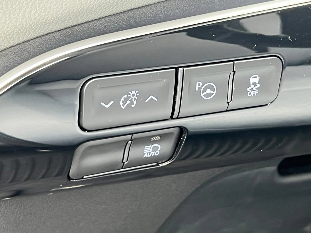 Certified 2022 Toyota Prius LE FWD image 35