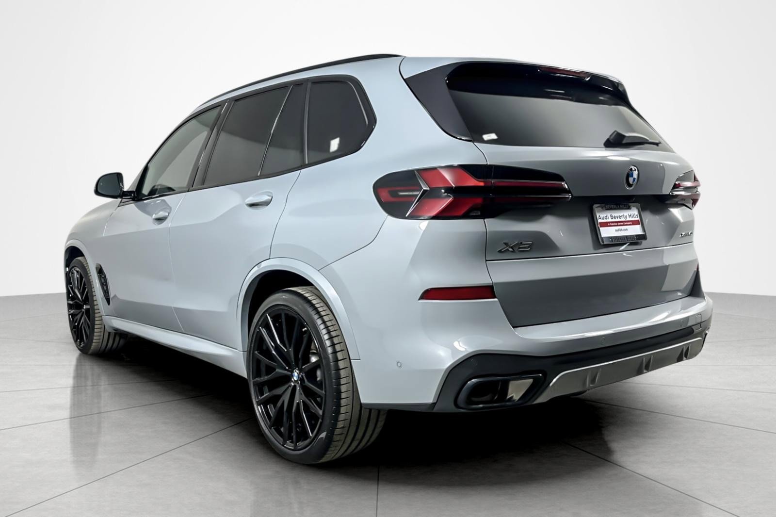 Used 2024 BMW X5 xDrive40i w/ M Sport Package AWD/4WD image 3