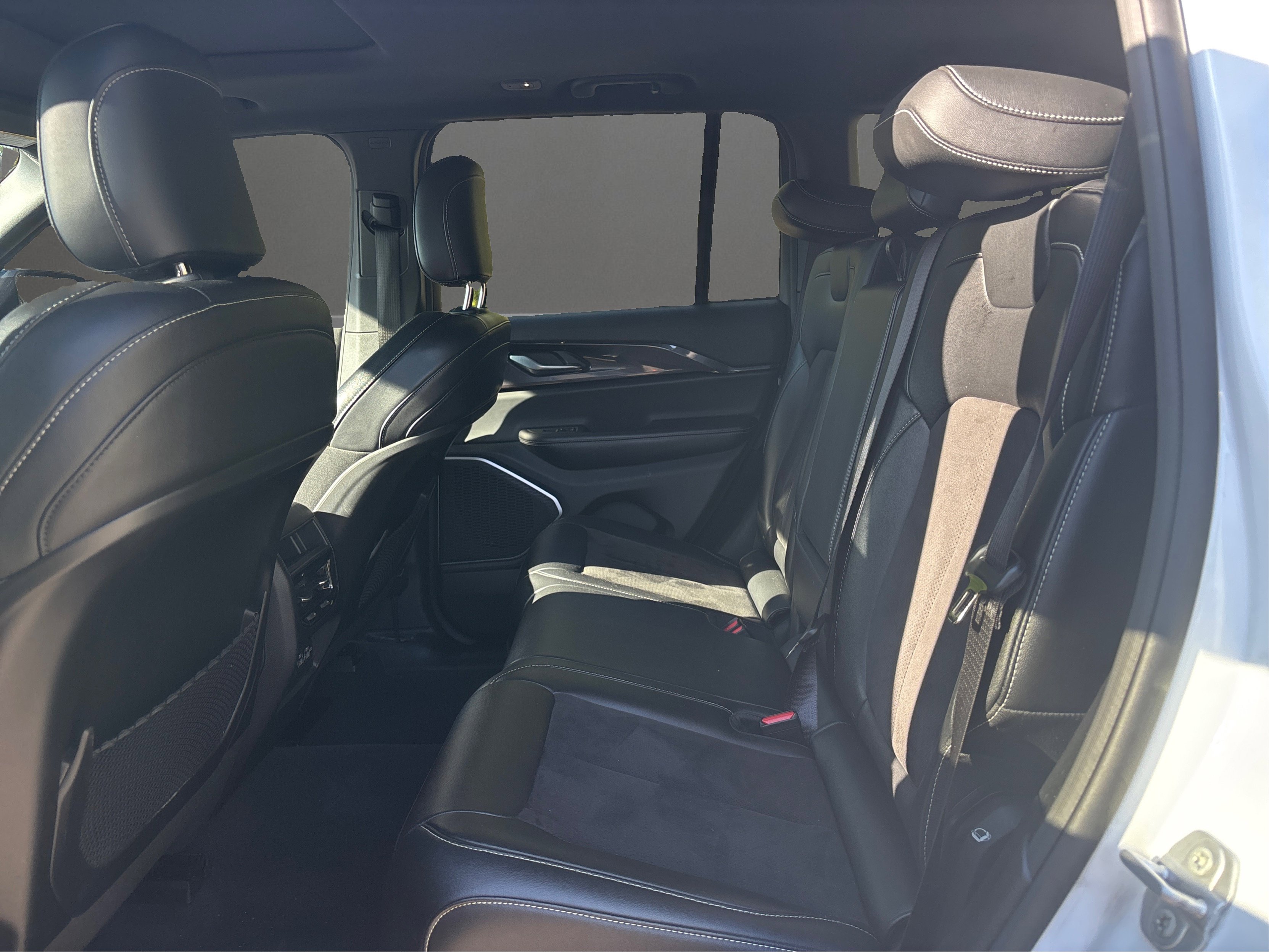 Used 2023 Jeep Grand Cherokee Altitude image 12