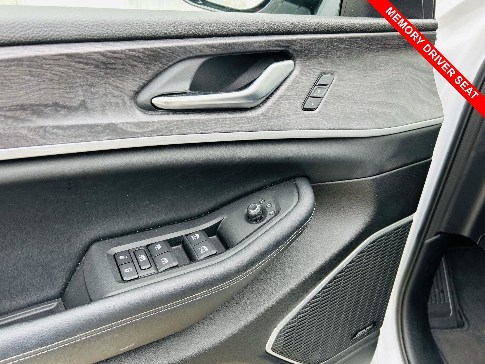 Used 2022 Jeep Grand Cherokee L Limited w/ Luxury Tech Group II image 18