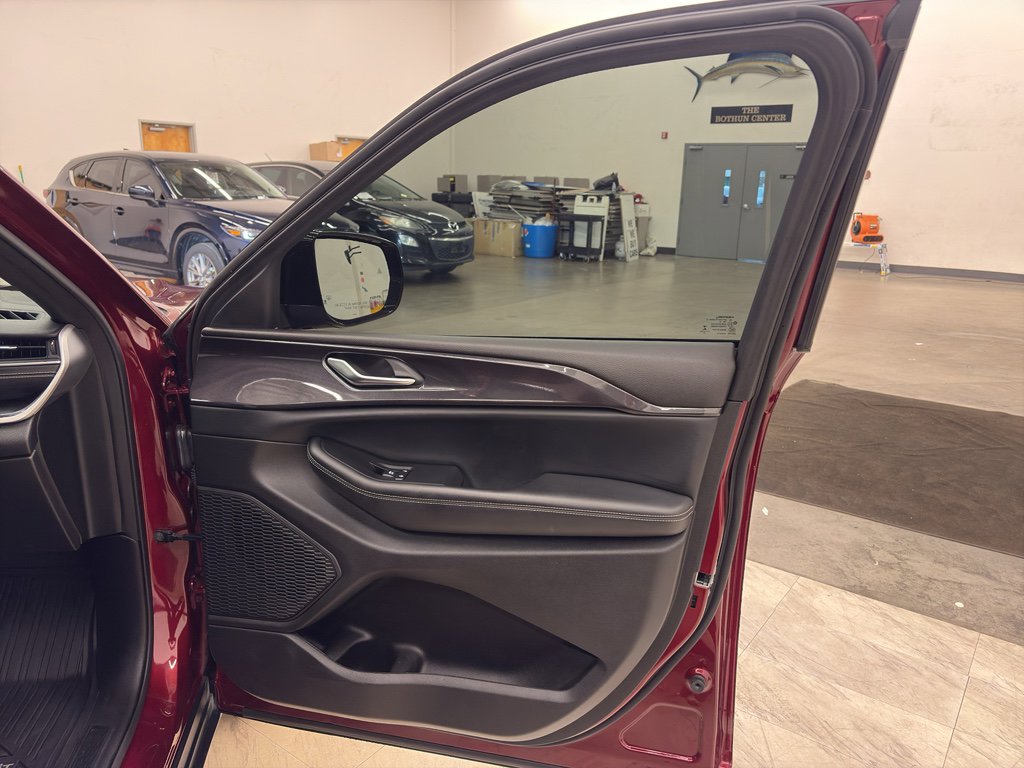 Used 2023 Jeep Grand Cherokee Altitude image 16