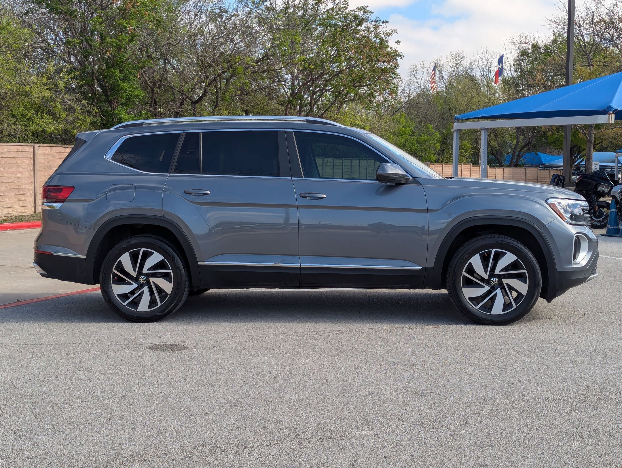 Used 2024 Volkswagen Atlas SEL image 2