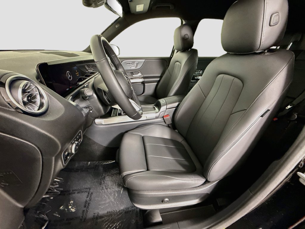 Used 2025 Mercedes-Benz GLB 250 4MATIC w/ Winter Package image 20