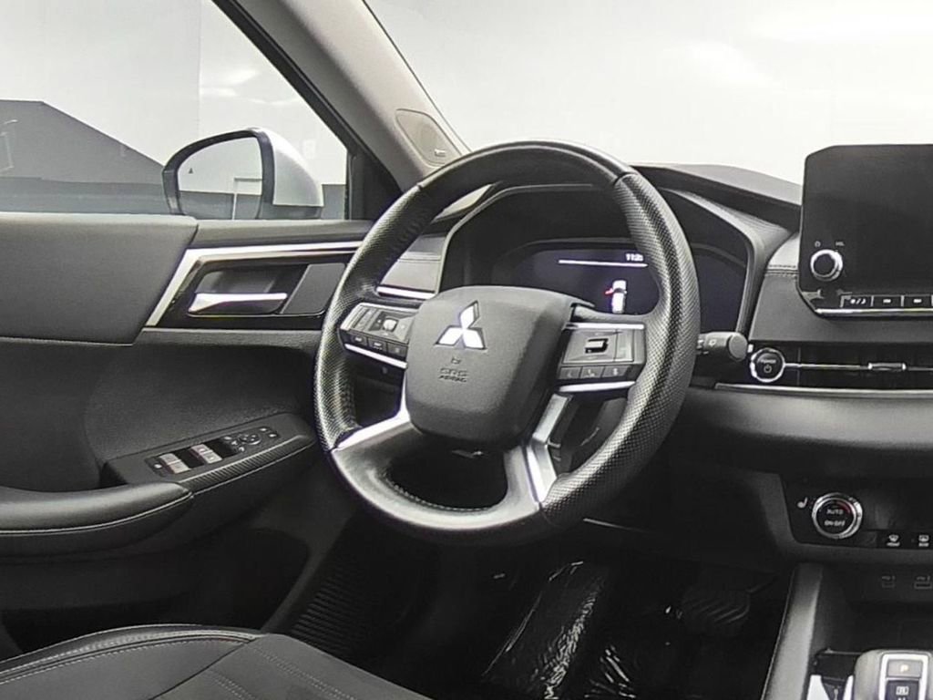 Used 2024 Mitsubishi Outlander SE image 28