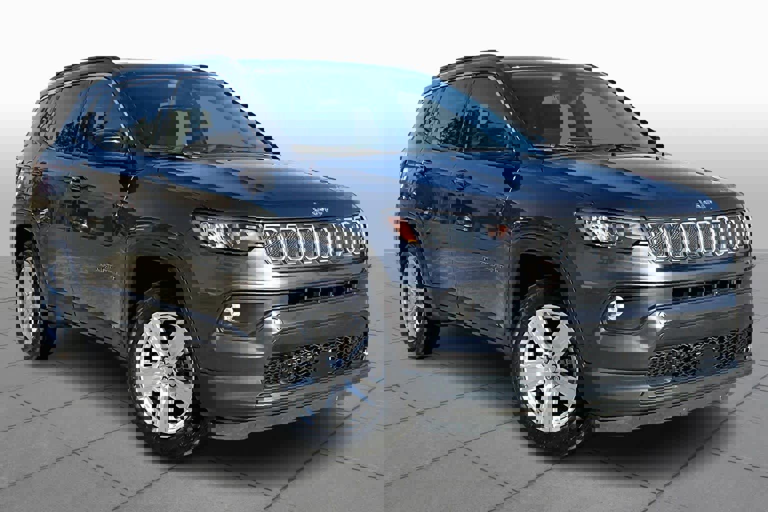 Used 2022 Jeep Compass Latitude image 3