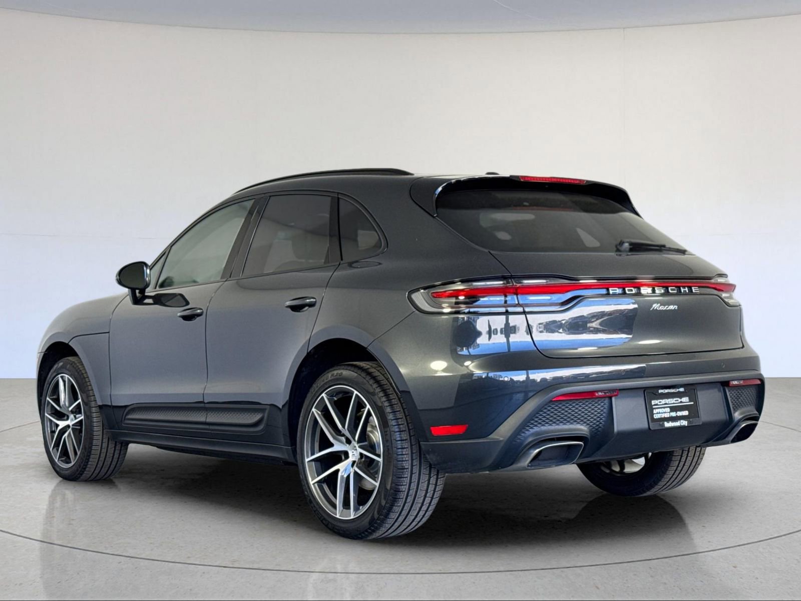 Certified 2025 Porsche Macan image 3