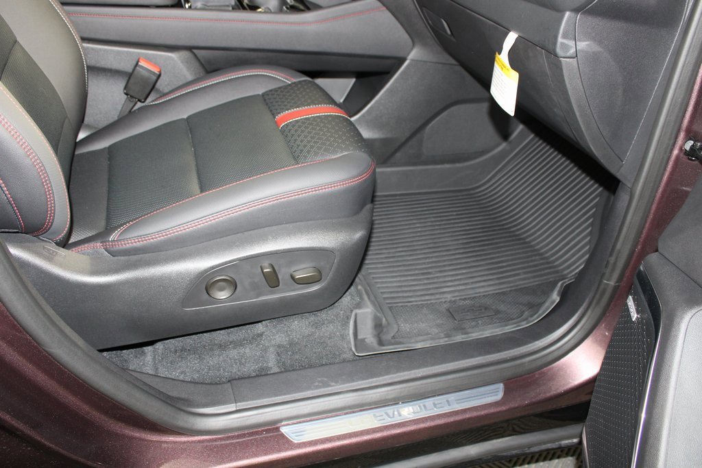 Used 2025 Chevrolet Traverse RS image 11