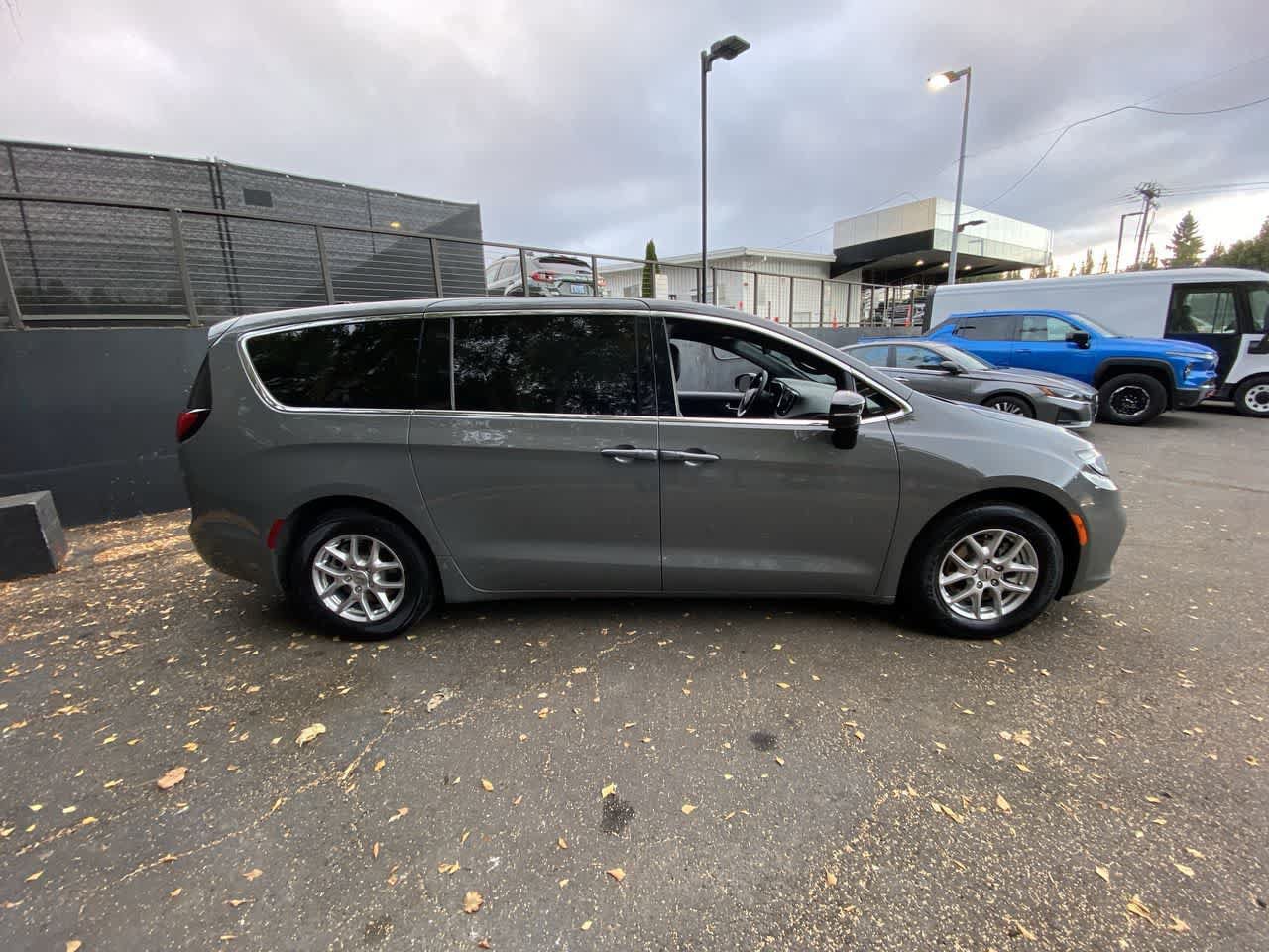 Used 2025 Chrysler Pacifica Select FWD image 7