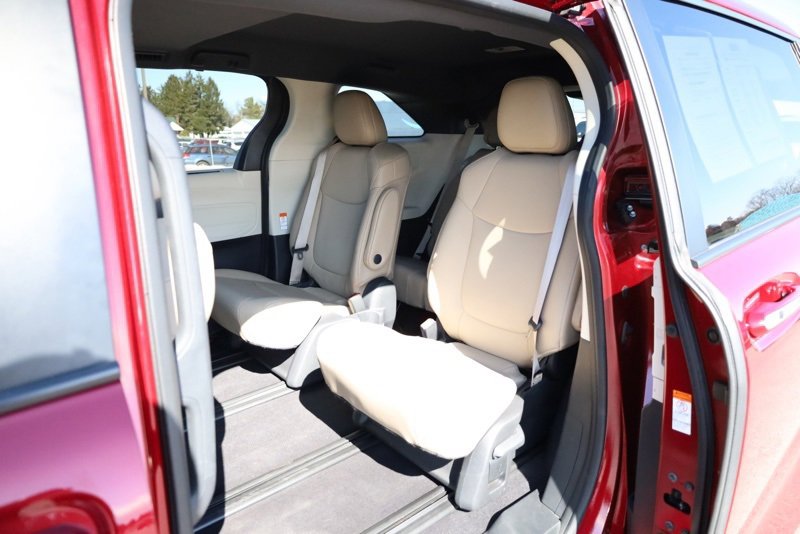 Used 2022 Toyota Sienna XLE image 34