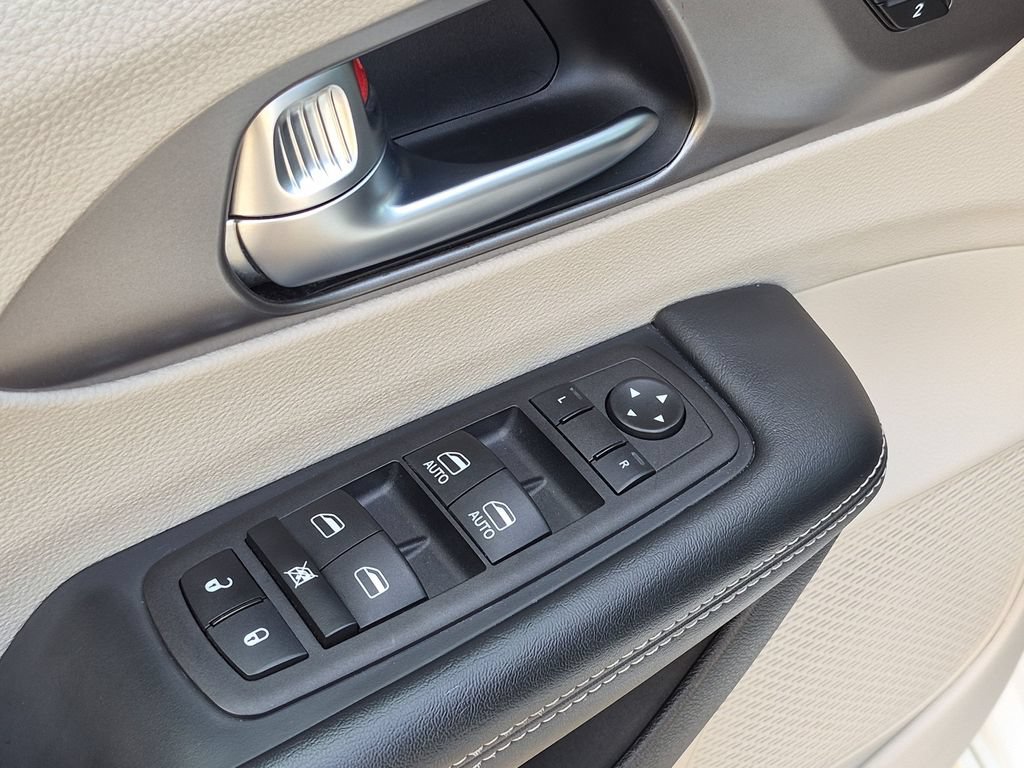 Used 2023 Chrysler Pacifica Touring-L FWD image 17