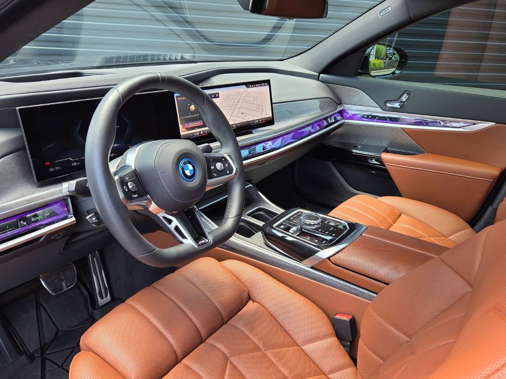Used 2025 BMW i7 xDrive60 AWD/4WD image 4