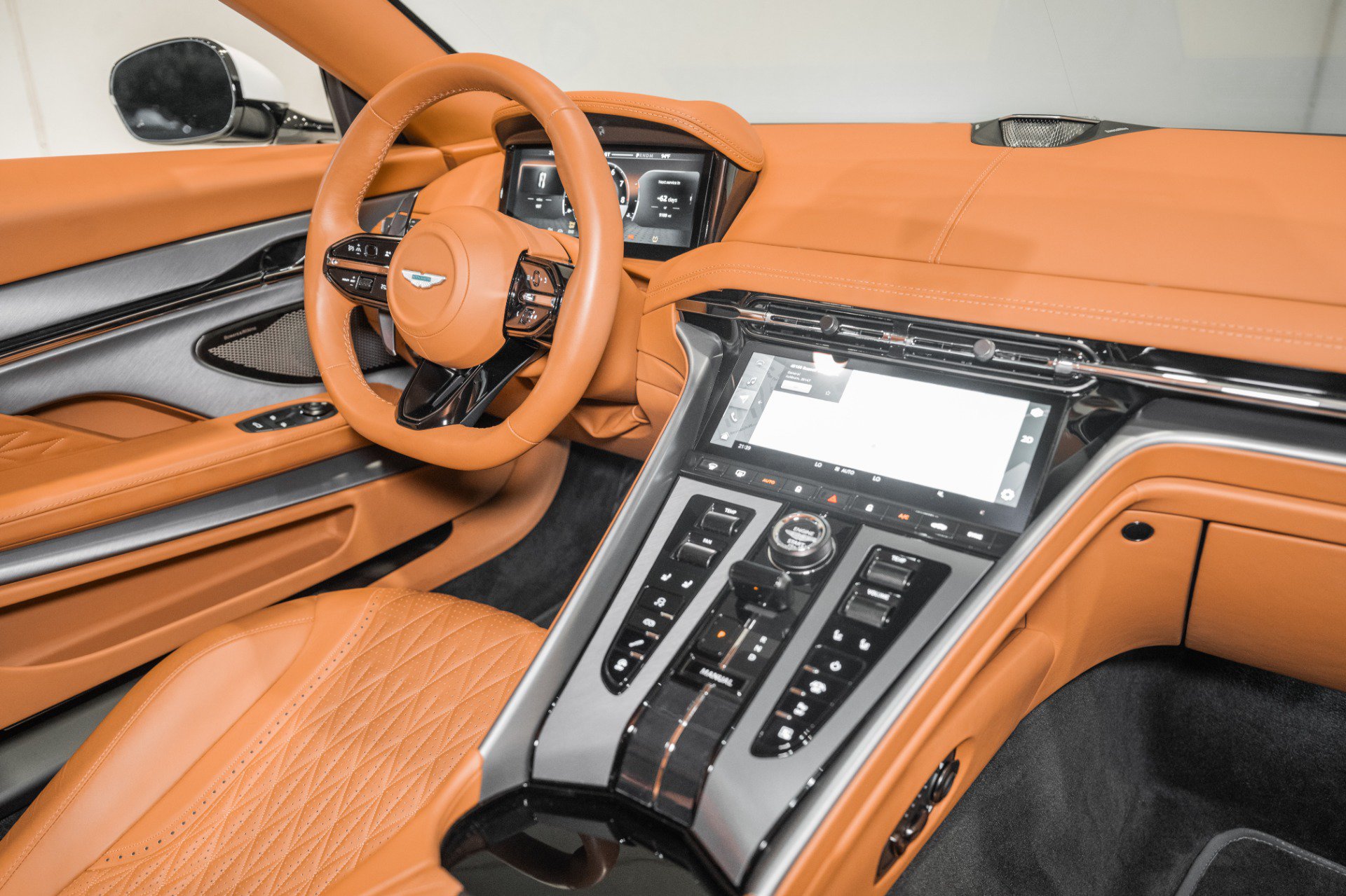 Used 2024 Aston Martin DB12 Coupe RWD image 18