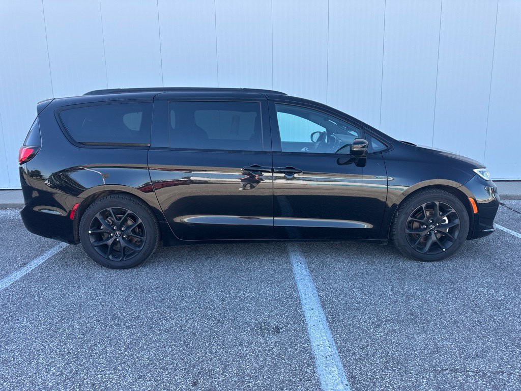 Used 2025 Chrysler Pacifica Limited FWD image 9
