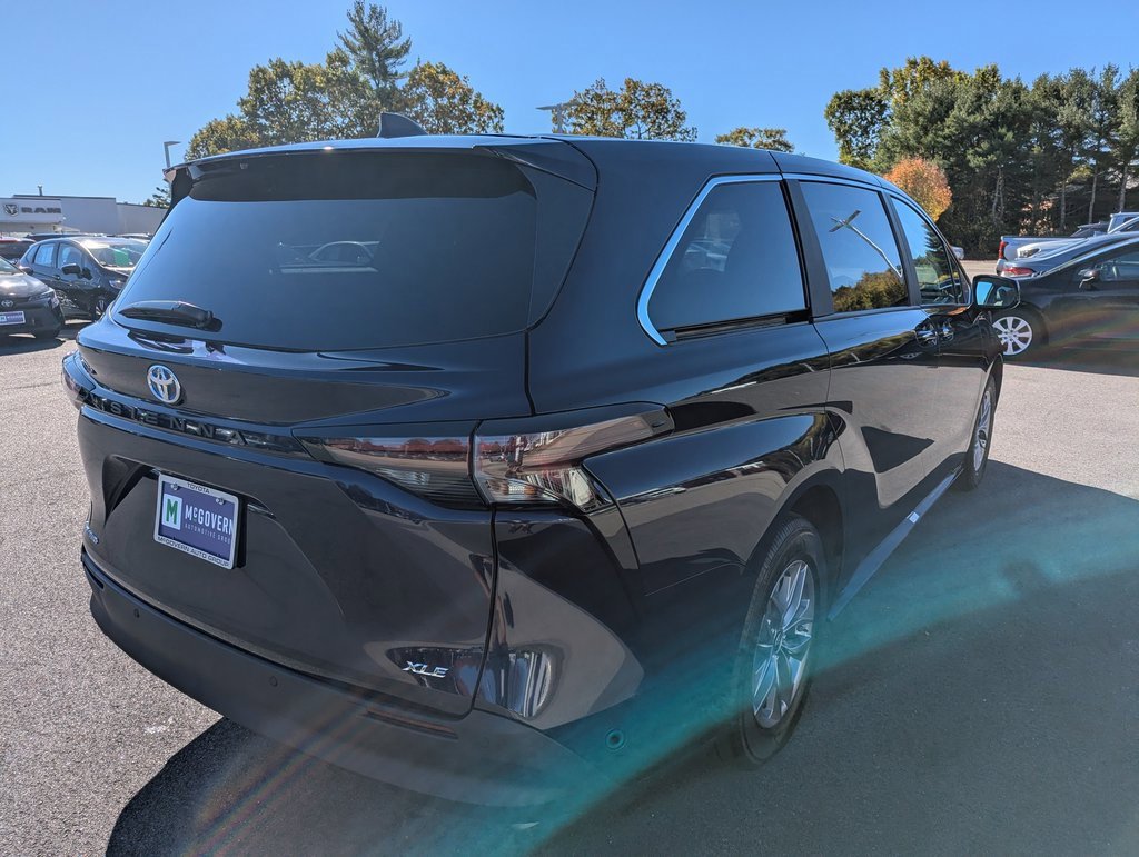 Used 2025 Toyota Sienna XLE image 6