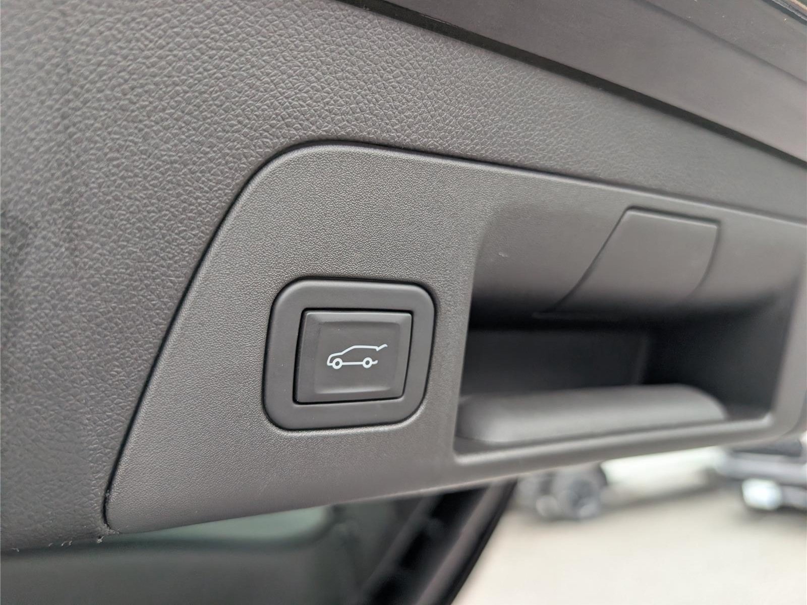 Used 2021 Buick Envision Avenir w/ Technology Package II AWD/4WD image 14