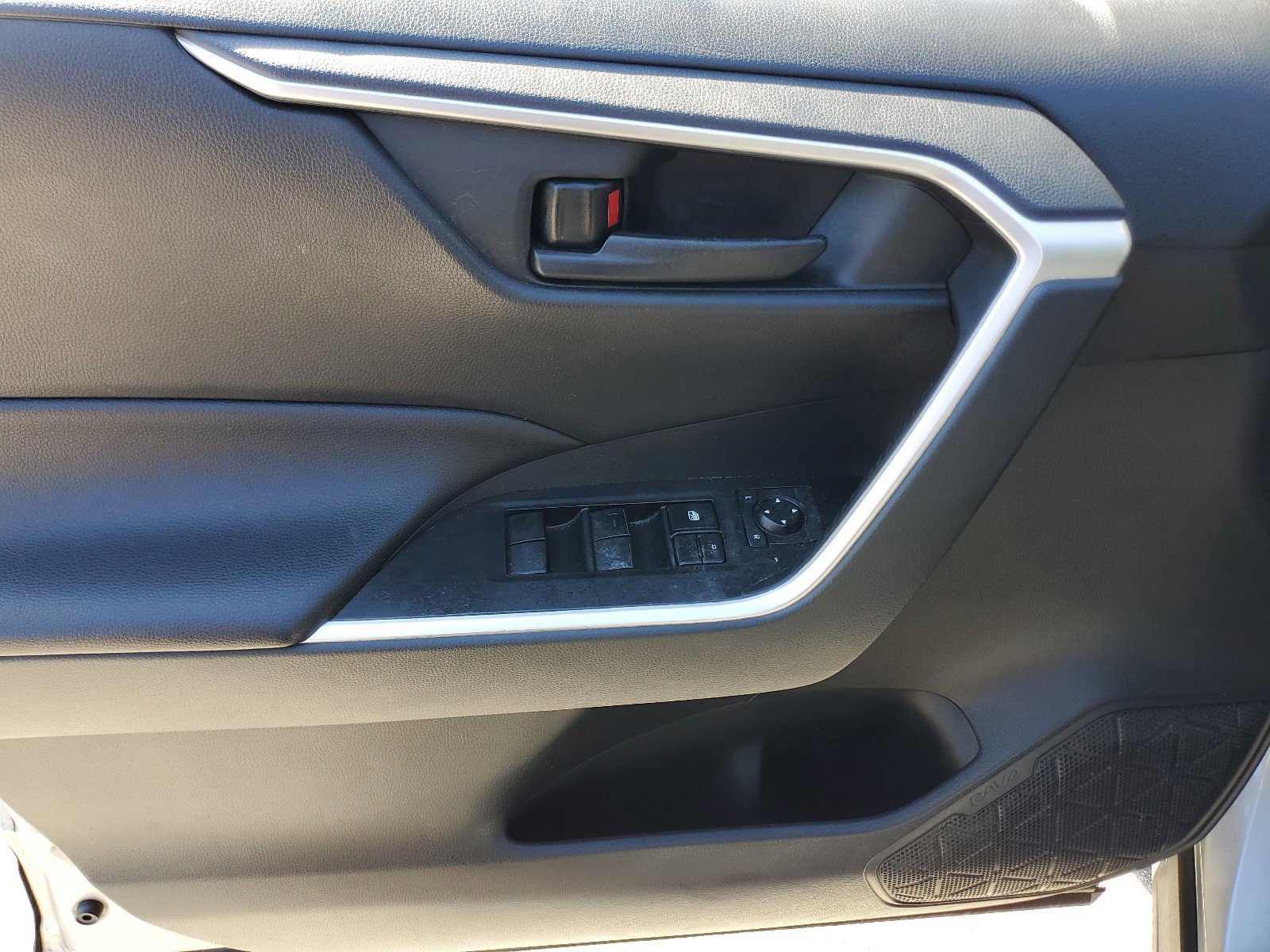 Used 2019 Toyota RAV4 LE FWD image 20