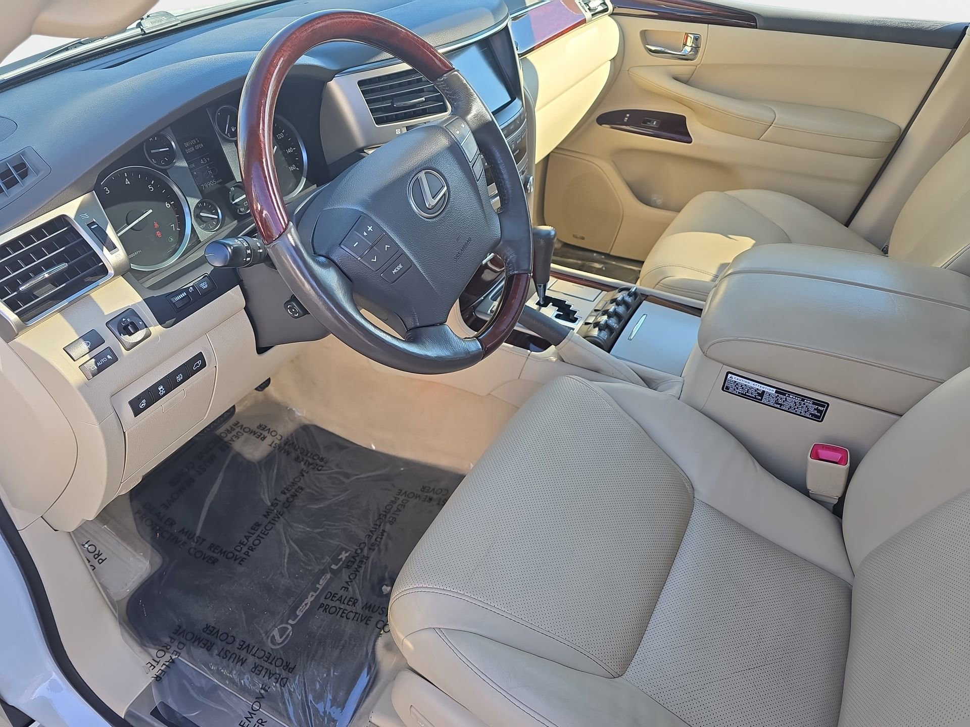 Used 2015 Lexus LX 570 4WD w/ Luxury Package image 16