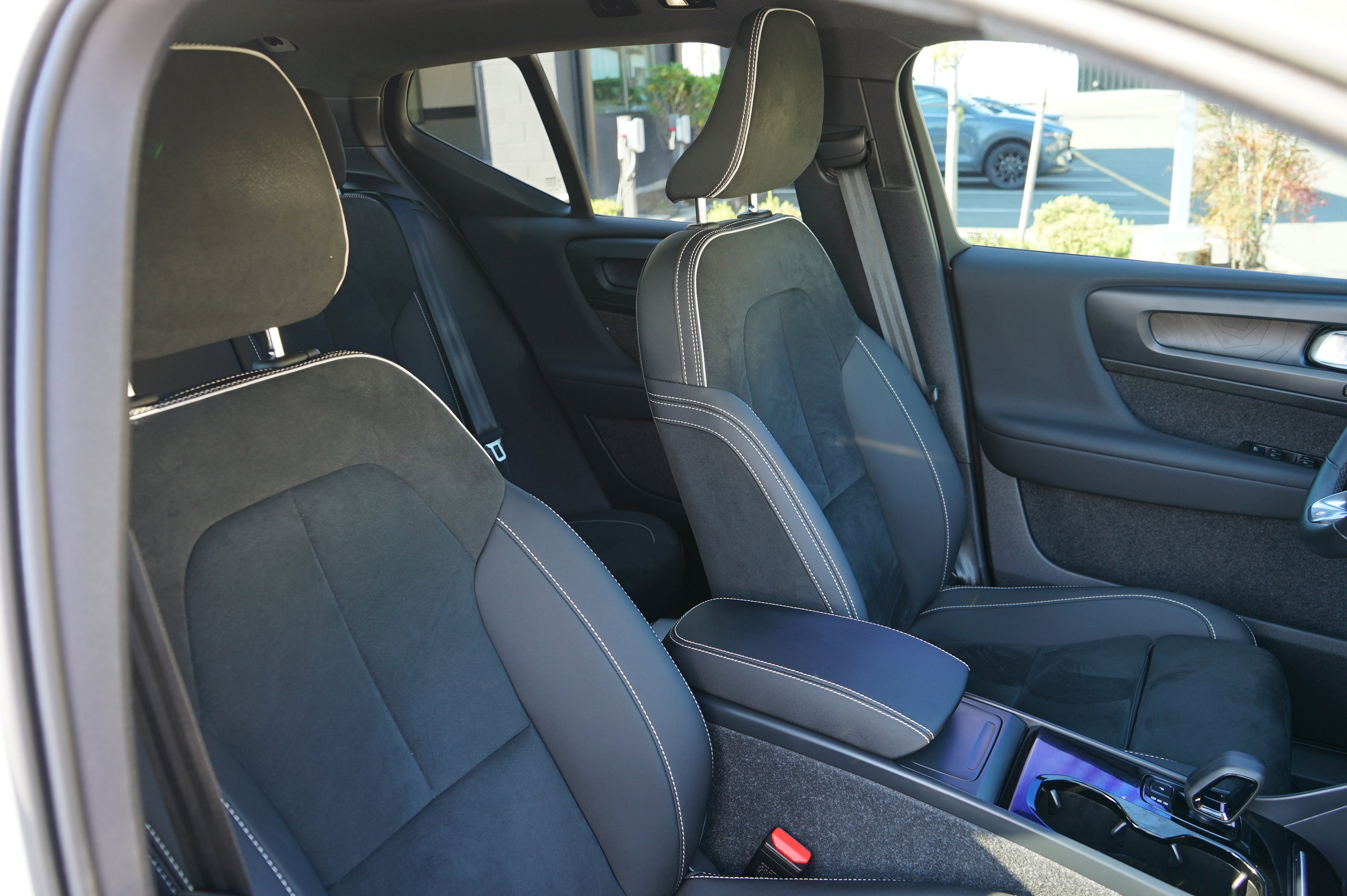 Used 2023 Volvo XC40 Recharge Ultimate image 37