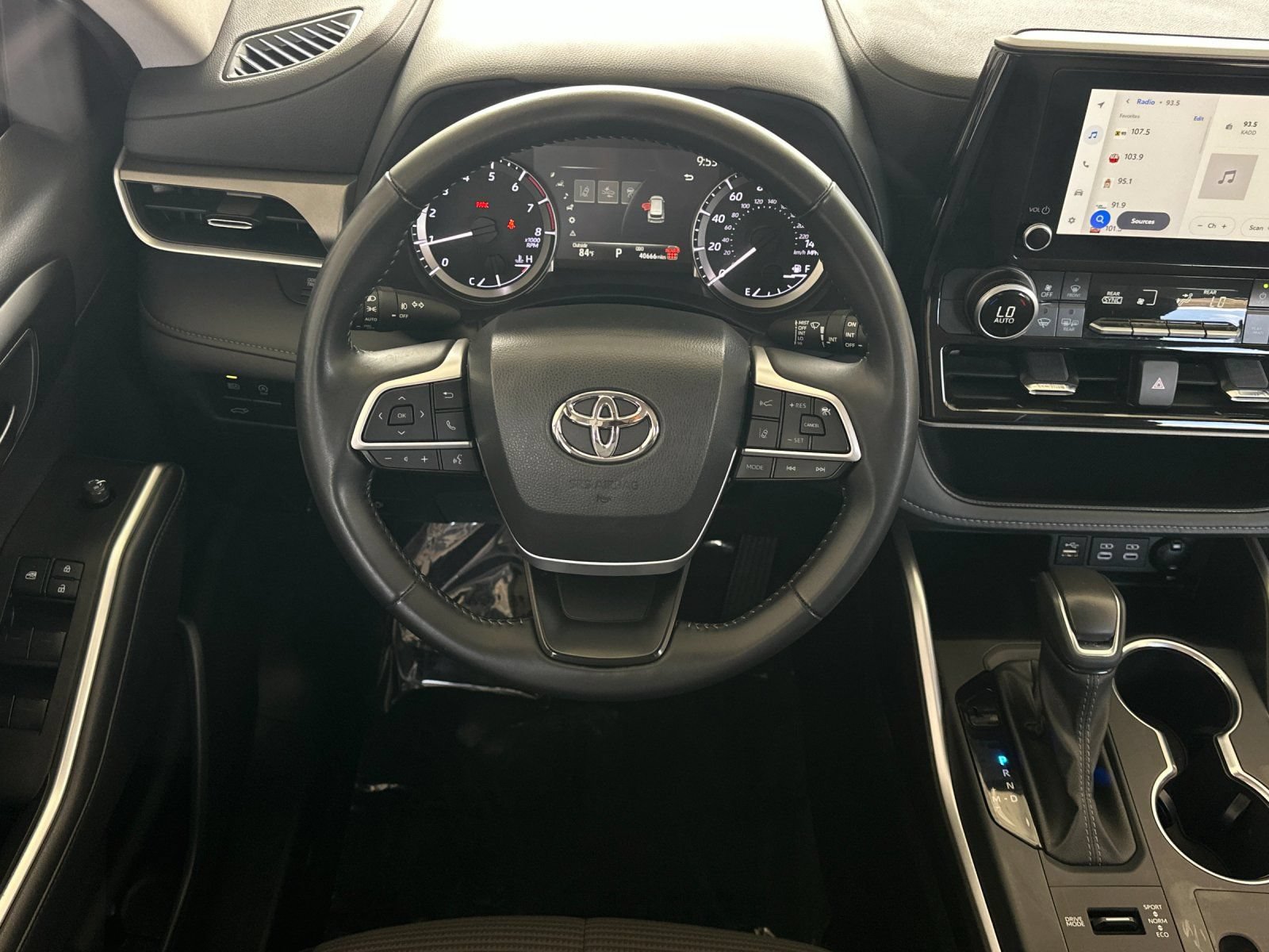 Used 2025 Toyota Highlander LE AWD/4WD image 13