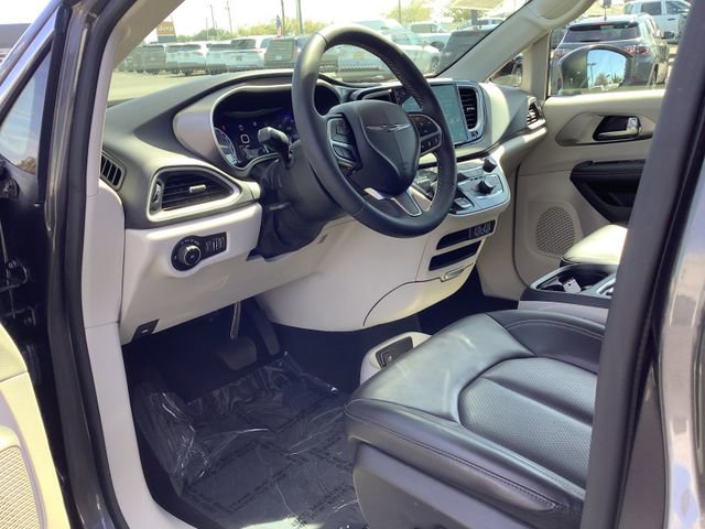 Used 2023 Chrysler Pacifica Touring-L image 7