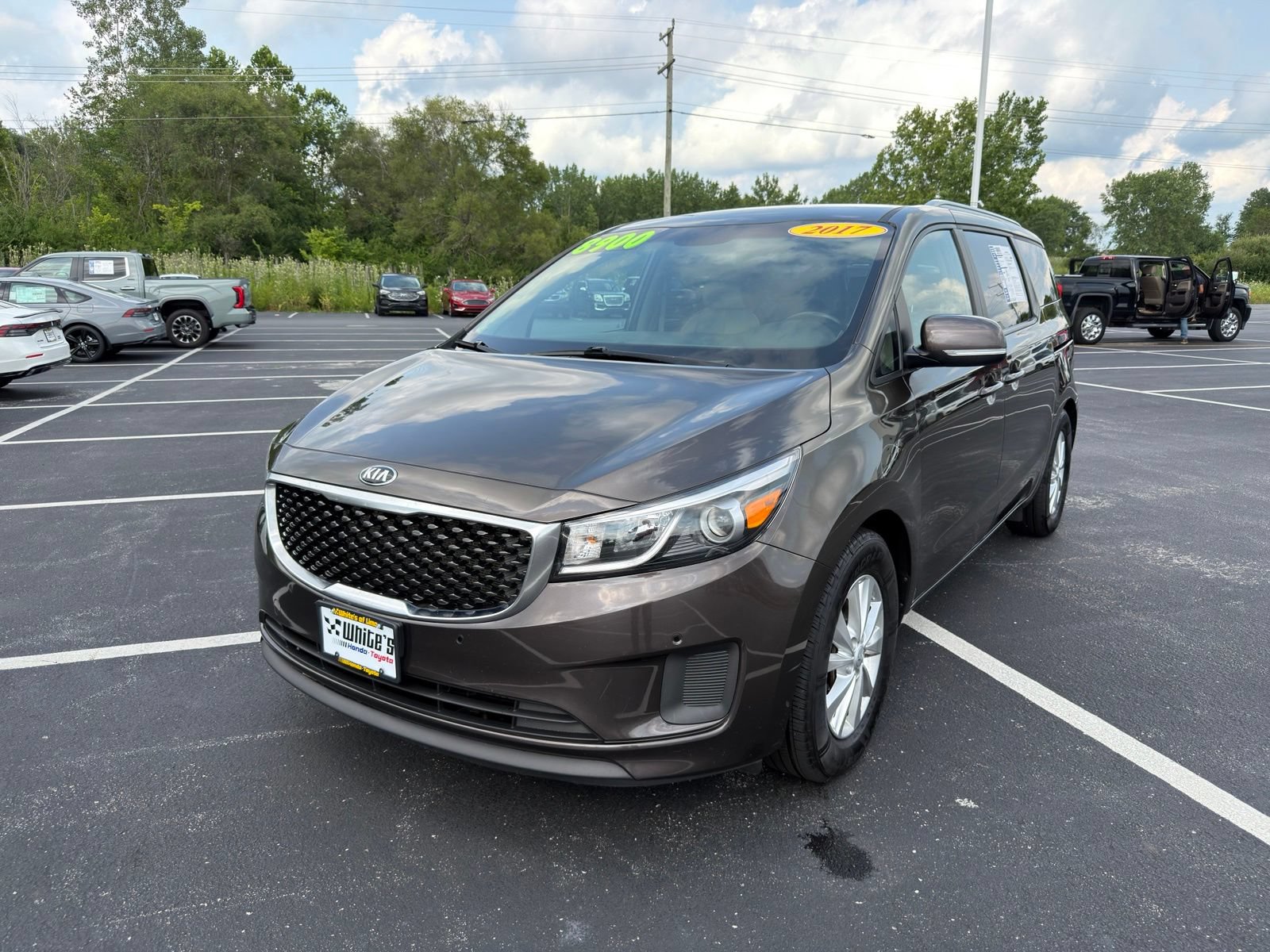 Used 2017 Kia Sedona LX w/ LX Essentials Premium Package FWD image 2