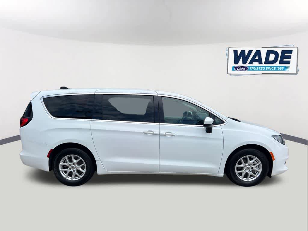Used 2022 Chrysler Voyager LX FWD image 4