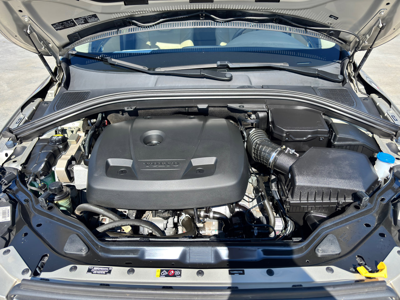 Used 2017 Volvo XC60 T6 Dynamic w/ Preferred Option Package AWD/4WD image 10