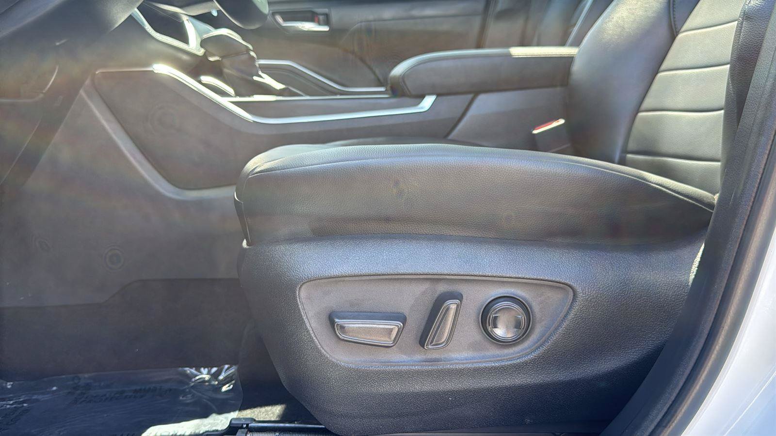 Used 2024 Toyota Highlander XLE AWD/4WD image 28
