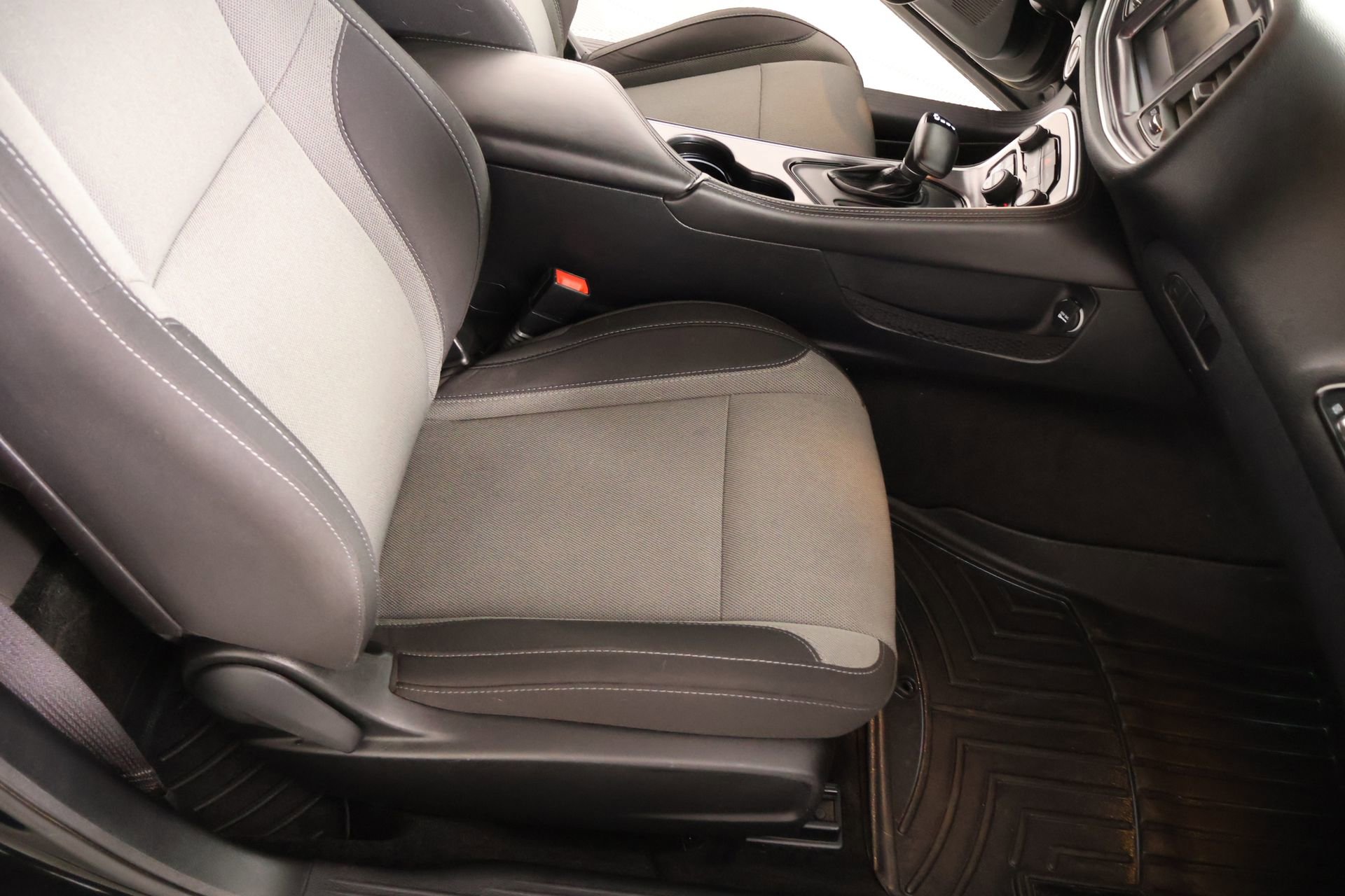 Used 2015 Dodge Challenger SXT RWD image 12